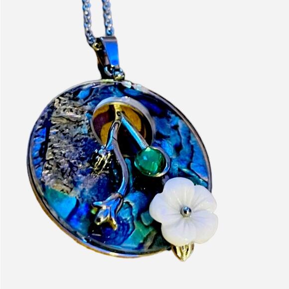 Abalone Shell, Shell Flower and Crystal Pendant in Stainless Steel 20” chain - Picture 2 of 3